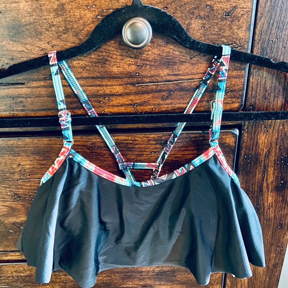 NWT Flounce Bikini Top🌺